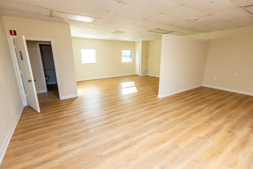 More Photos Of 4911 14th St, Bradenton Unknown For Lease