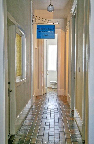 More Photos Of 100-102 E Alamo St, Brenham Office For Lease