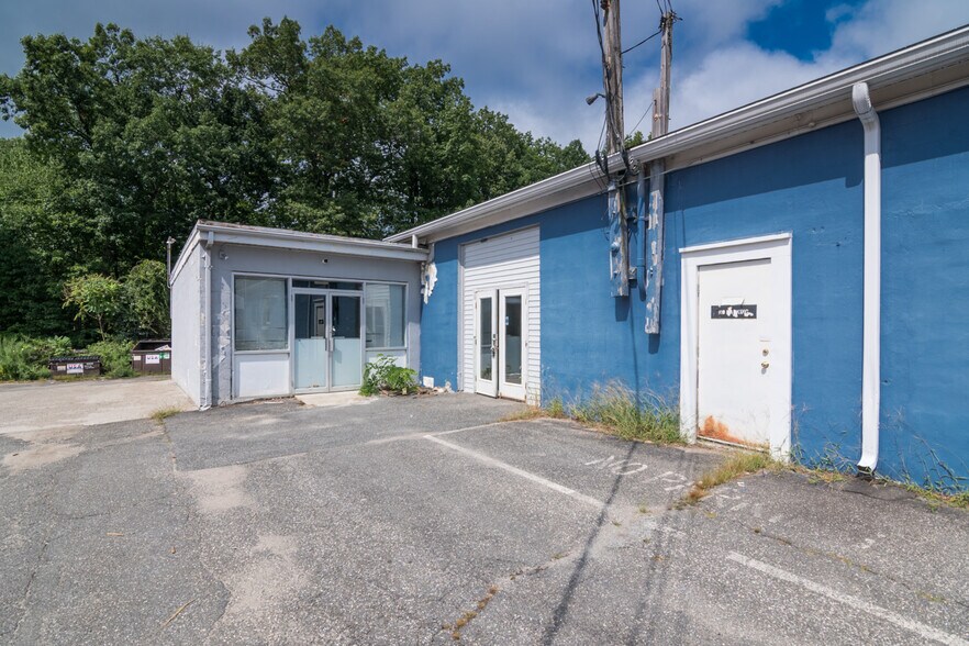 More Photos Of 167-169 Shaker Rd, East Longmeadow Veterinarian Kennel For Lease