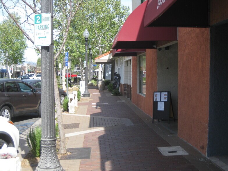 More Photos Of 24251 Main St, Santa Clarita General Retail For Lease