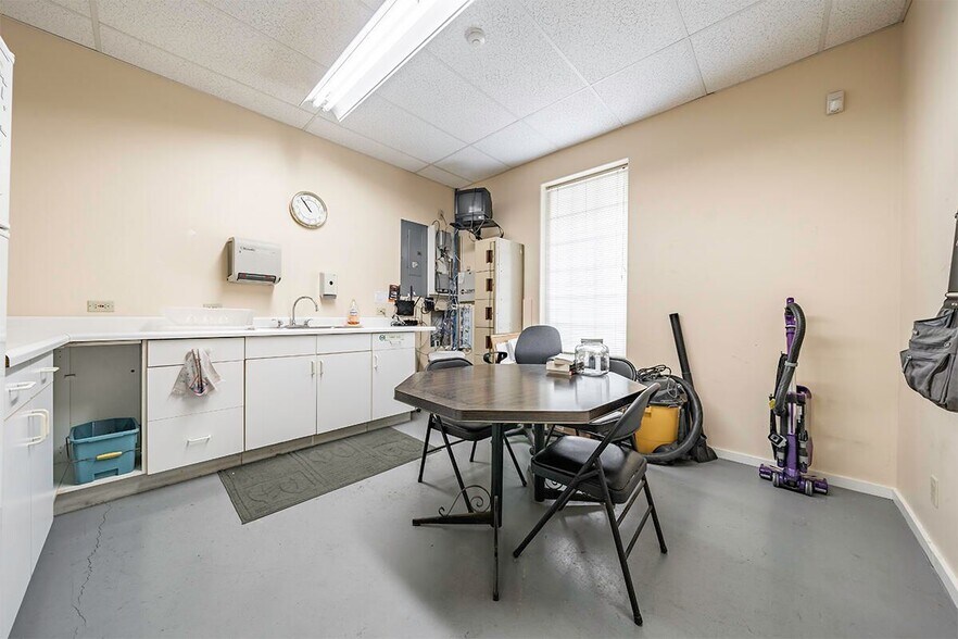 More Photos Of 425 Applegate Way, Ashland Industrial For Lease