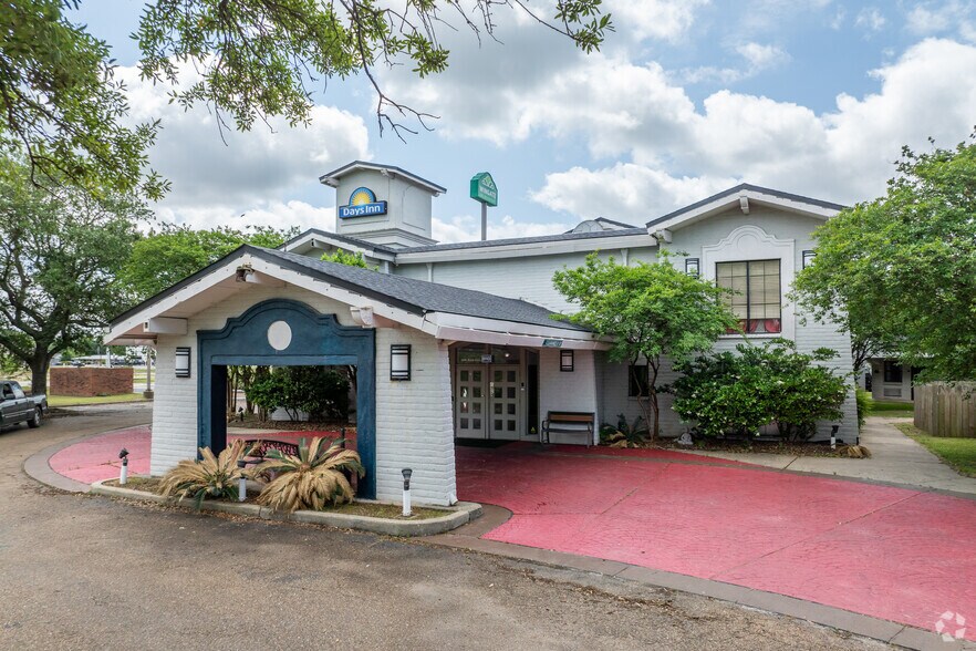More Photos Of 2600 Ruth St, Sulphur Hotel For Sale
