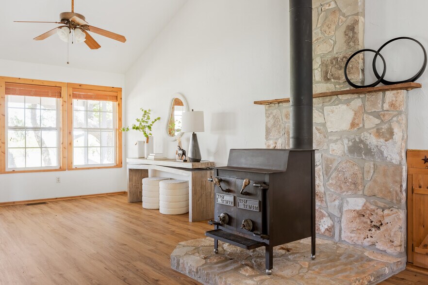 More Photos Of 9695 US-290 Hwy, Hye Land For Sale