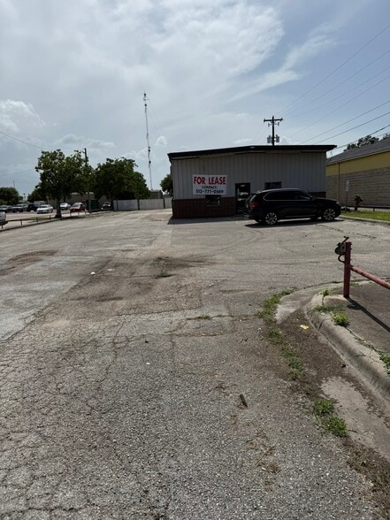 More Photos Of 4005 N Navarro St, Victoria Warehouse For Lease