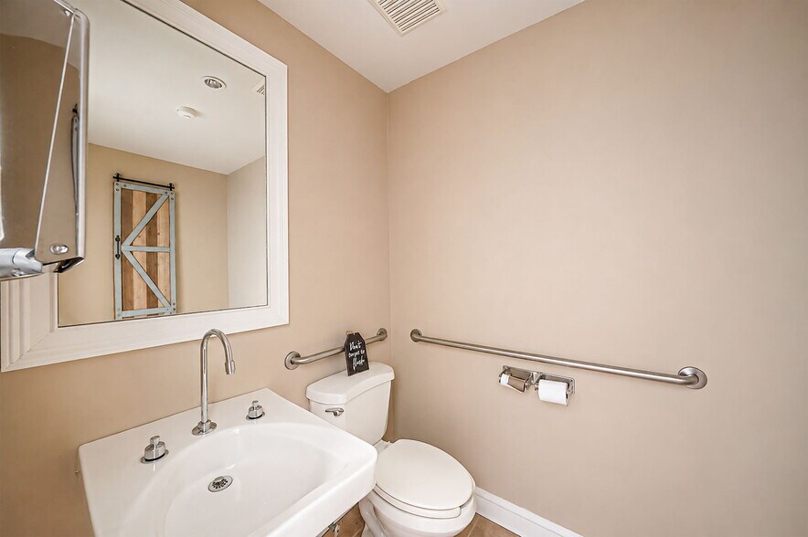 More Photos Of 41 Echo Ave, Miller Place Medical For Lease