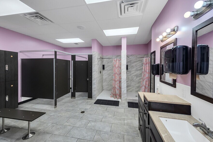 More Photos Of 7510 Lawndale St, Houston Warehouse For Sale