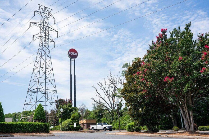 More Photos Of 204 W Woodlawn Rd, Charlotte Unknown For Lease