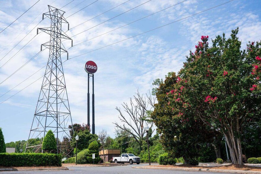 More Photos Of 204 W Woodlawn Rd, Charlotte Unknown For Lease
