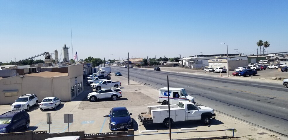 More Photos Of 1700 S K St, Tulare Storefront Retail Office For Lease