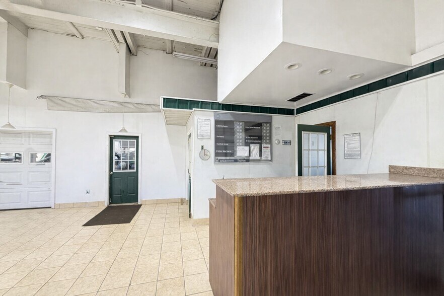 More Photos Of 31 US Route 11, Central Square Auto Dealership For Lease
