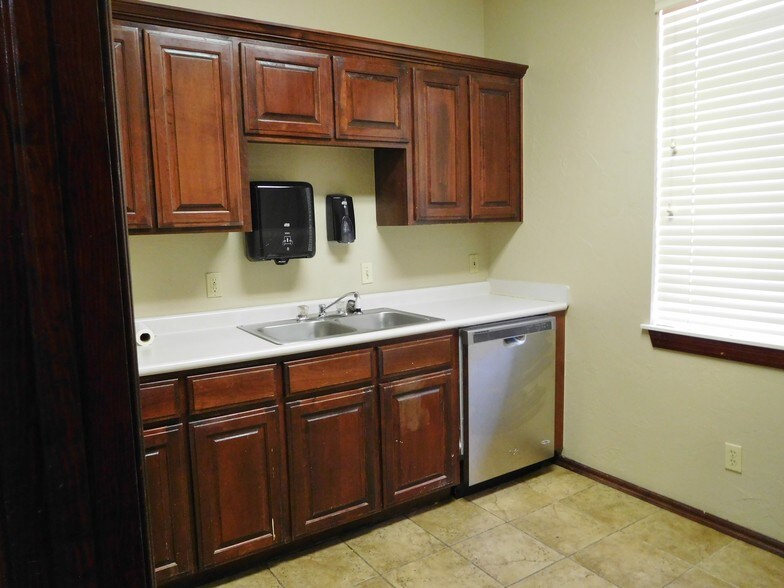 More Photos Of 400 S Mustang Rd, Yukon Office For Sale