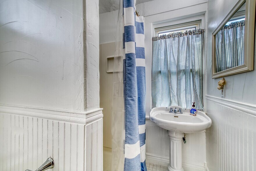 More Photos Of 304 15th St W, Bradenton Specialty For Sale