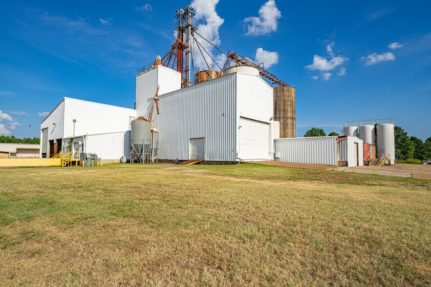More Photos Of 220 Progress Blvd, Longview Warehouse For Sale