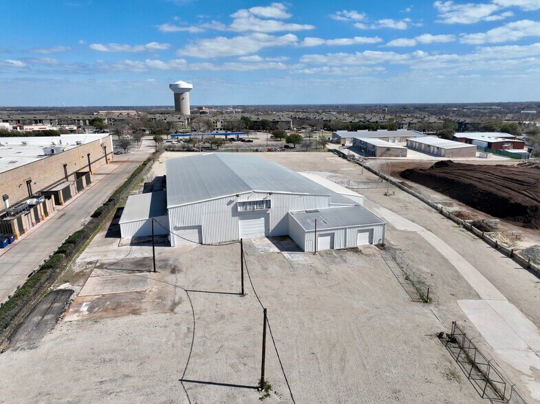 More Photos Of 6000 Split Trail Rd, Plano Warehouse For Lease