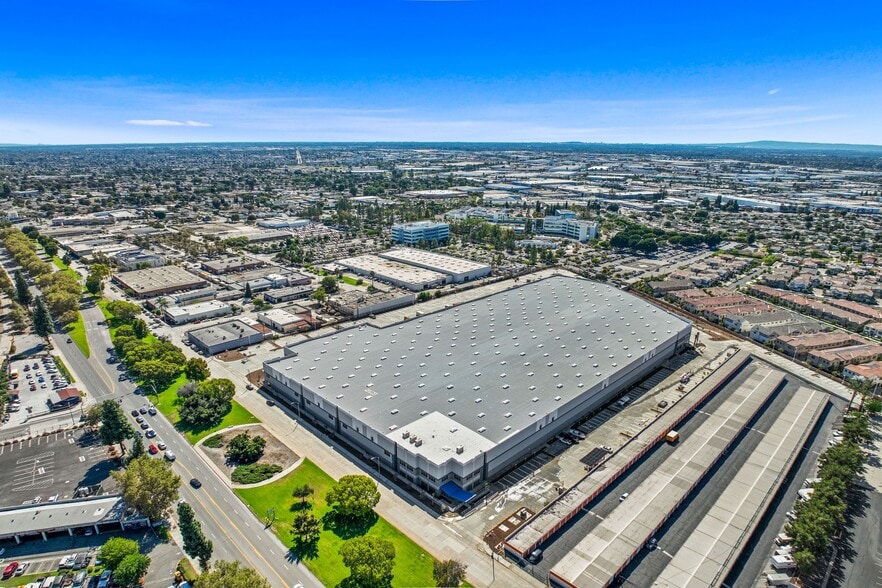 More Photos Of 12352 Whittier Blvd, Whittier Distribution For Sale