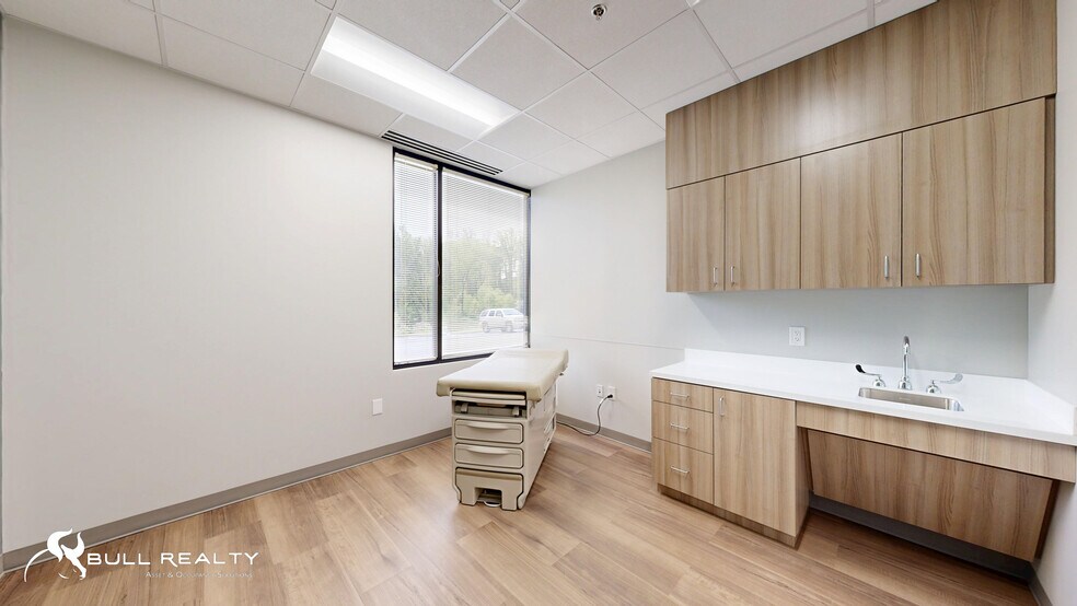 More Photos Of 34 Upper Riverdale Rd, Riverdale Medical For Lease