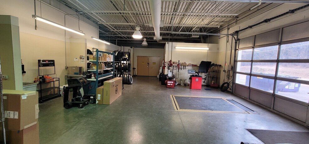 More Photos Of 1021 Goldenbelt Blvd, Junction City Auto Dealership For Sale