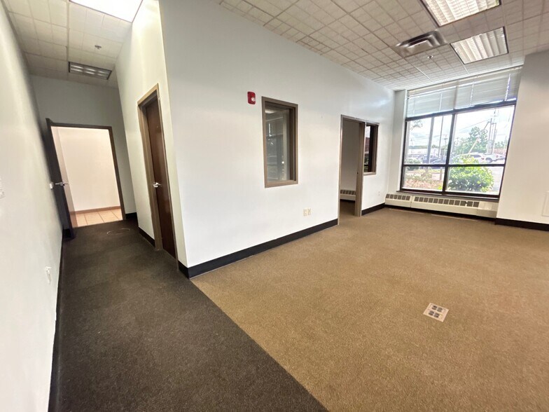More Photos Of 22 N 1st St, Newark Light Distribution For Lease