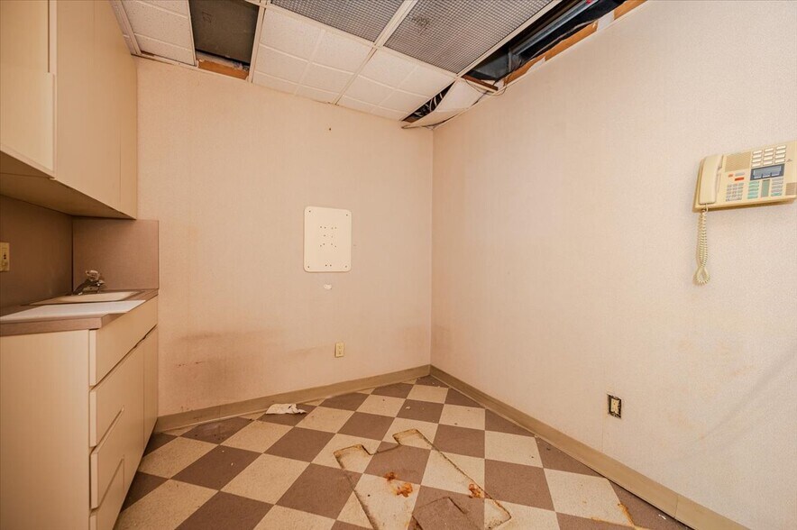 More Photos Of 195 N Village Ave, Rockville Centre Office For Sale