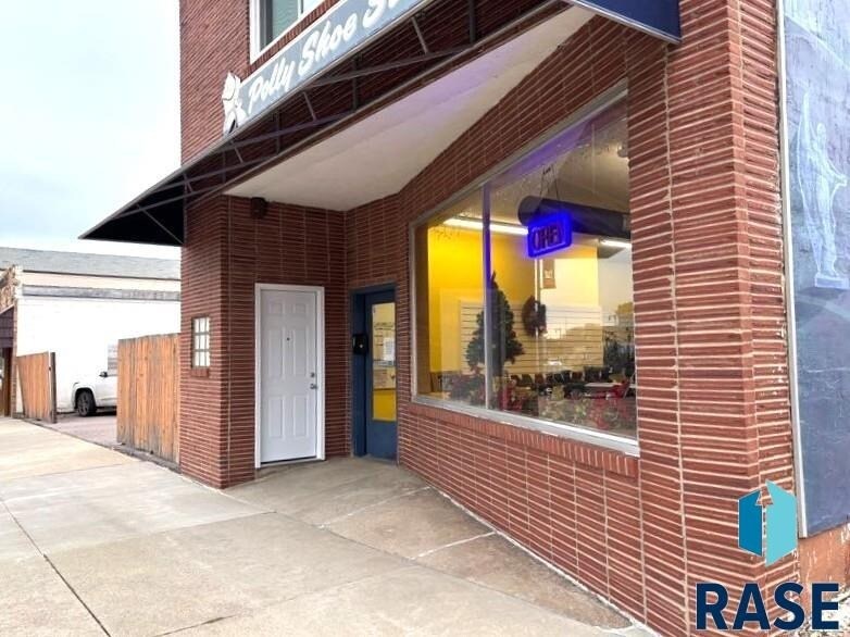 More Photos Of 118 N Broadway Ave, Miller General Retail For Sale