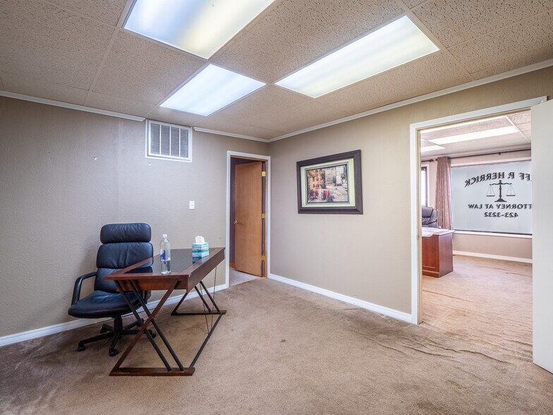 More Photos Of 426 E Wyandotte Ave, Mcalester Office For Sale