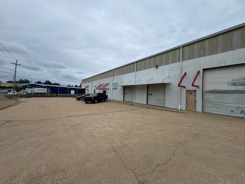 More Photos Of 160 Industrial Dr, Jackson Distribution For Lease
