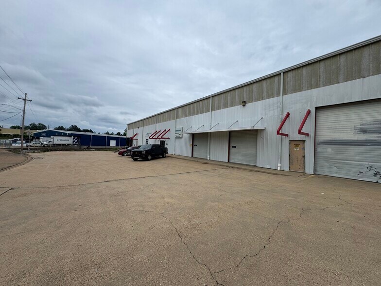 More Photos Of 160 Industrial Dr, Jackson Distribution For Lease