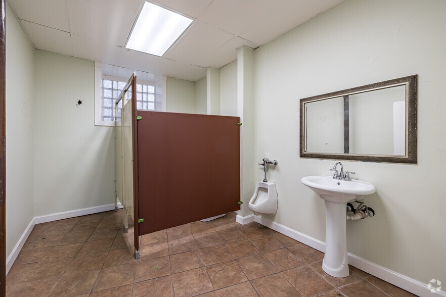 More Photos Of 290 Simpson St, Atlanta Flex For Lease
