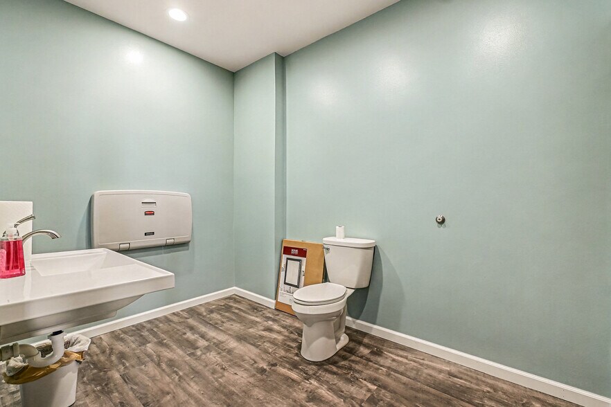 More Photos Of 418 E Coolbaugh St, Red Oak Storefront Retail Residential For Sale