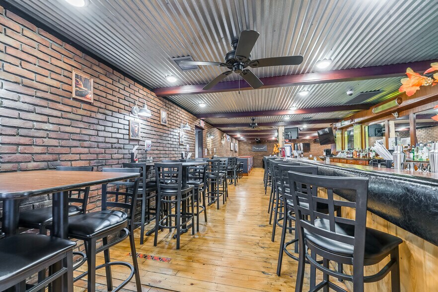 More Photos Of 617 S Washington St, New Paris Bar For Sale
