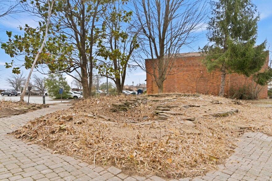 More Photos Of 2104 Chesterfield Blvd, Springfield Office For Sale