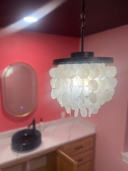 More Photos Of 911 E MacArthur St, Shawnee Showroom For Lease