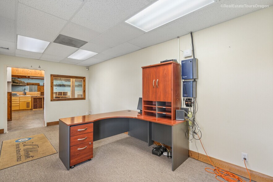 More Photos Of 10791 Oak St NE, Donald Showroom For Sale
