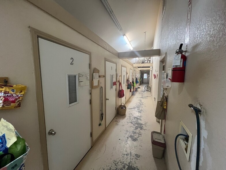 More Photos Of 628 E Veterans Memorial Blvd, Harker Heights Veterinarian Kennel For Sale