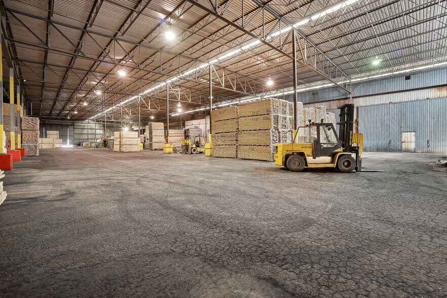 More Photos Of 570 Rue Sagard, St-Bruno-de-Montarville Manufacturing For Sale