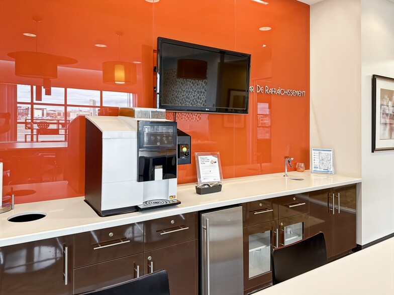 More Photos Of 2572 Boul Daniel Johnson, Laval Coworking Space