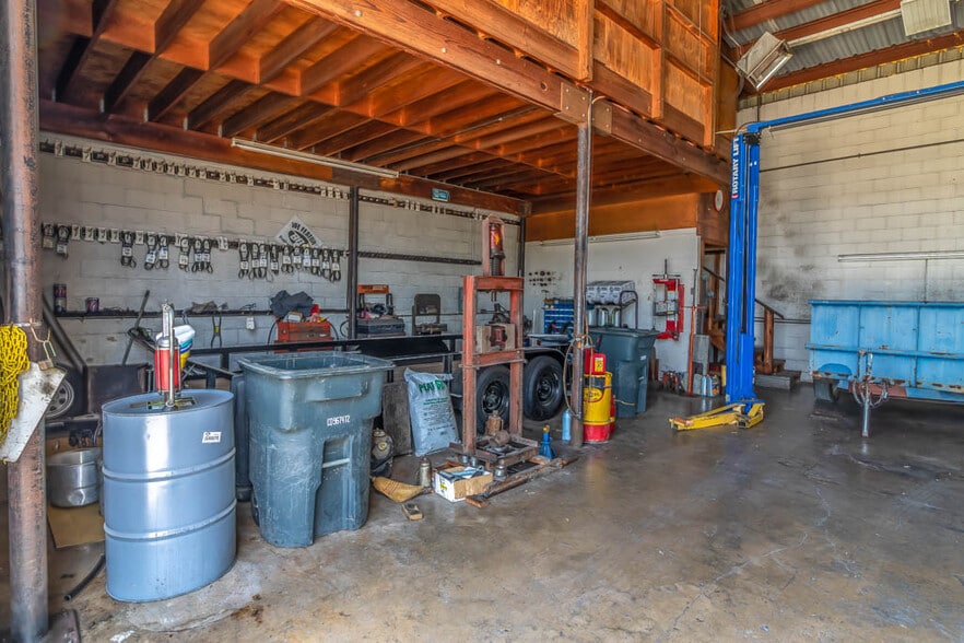 More Photos Of 211 N Business Ih 35, New Braunfels Flex For Sale