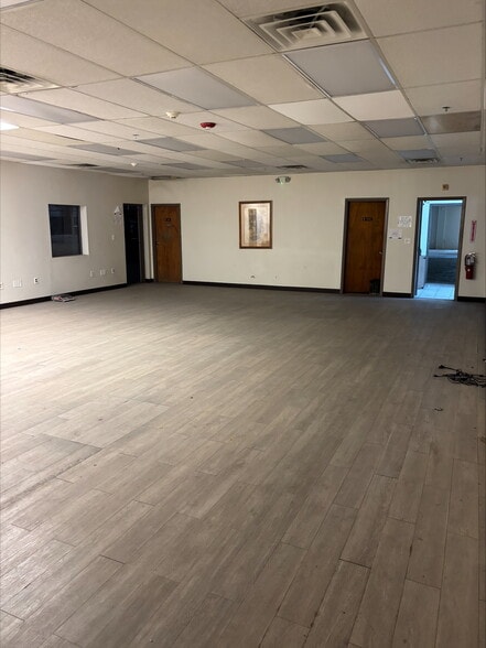 More Photos Of 200 Park Ave, Newberry Warehouse For Lease