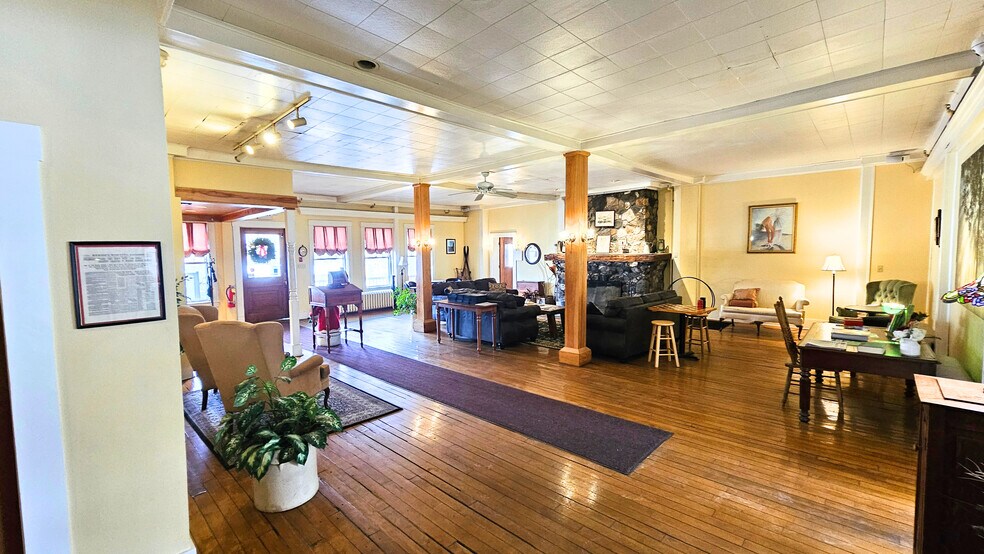 More Photos Of 40 Common St, Chester Hotel For Sale