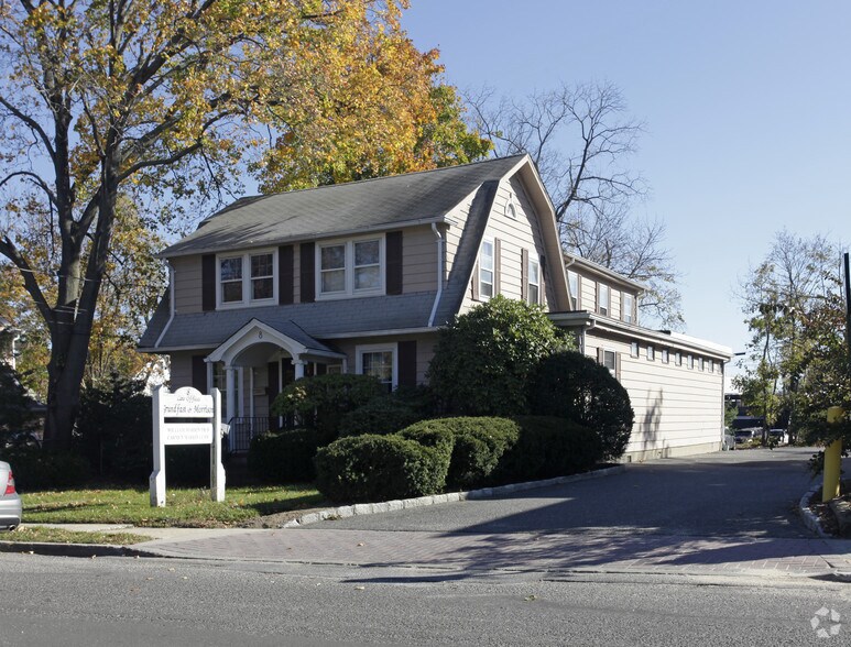 More Photos Of 8 Manor Rd, Smithtown Office For Sale