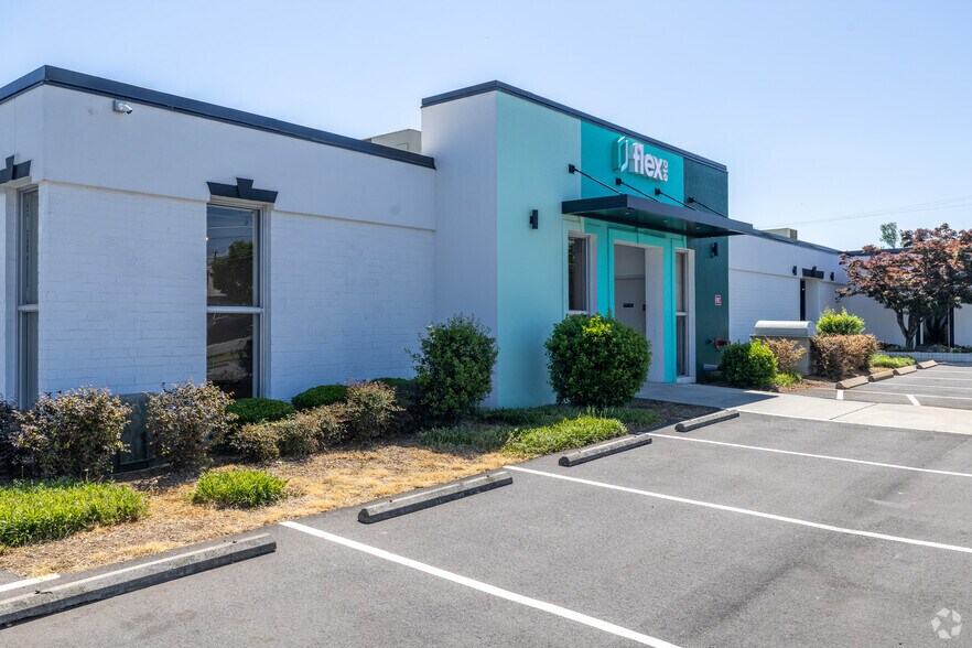 More Photos Of 900 Pressley Rd, Charlotte Warehouse For Lease