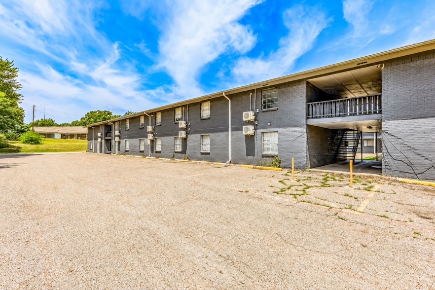 More Photos Of 1500 E Beverly Dr, Corsicana Apartments For Sale