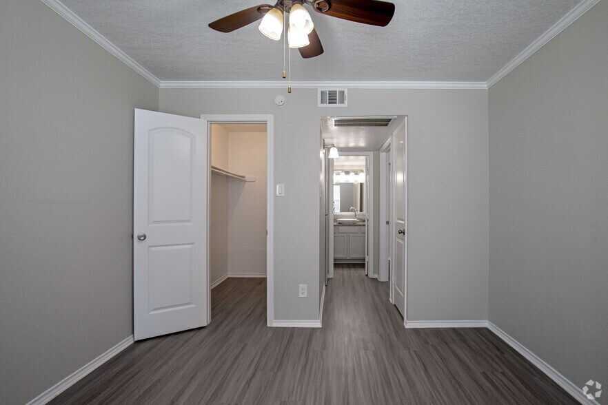 More Photos Of 2010 Estrada Pky, Irving Apartments For Sale