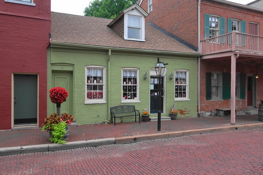 More Photos Of 612 S Main St, Saint Charles Storefront For Lease