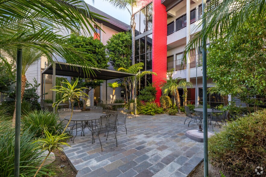 More Photos Of 17337 Ventura Blvd, Encino Office For Lease