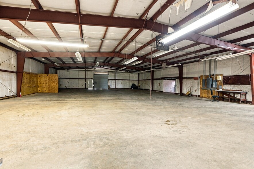 More Photos Of 3267 US Highway 431, Albertville Showroom For Sale