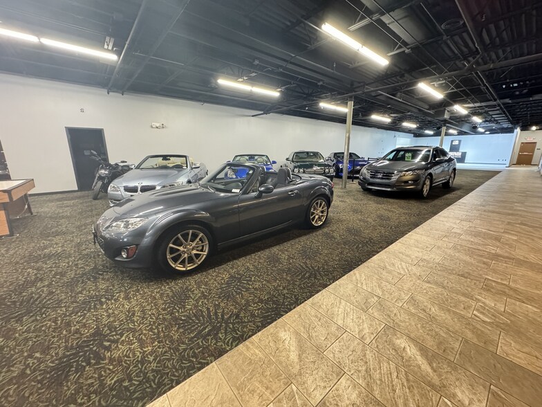 More Photos Of 130 New Towne Square Dr, Toledo Freestanding For Lease