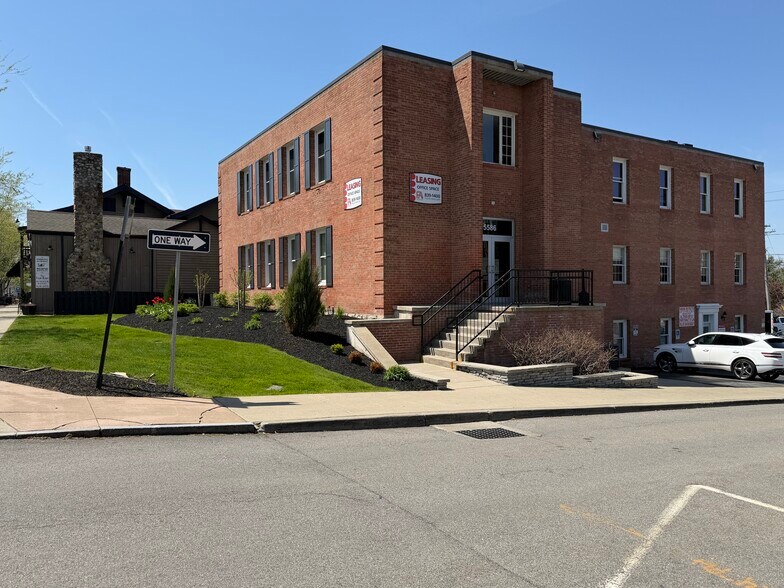 More Photos Of 5586 Main St, Williamsville Office For Lease