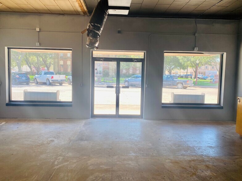 More Photos Of 114 W Ikard St, Henrietta Office For Sale