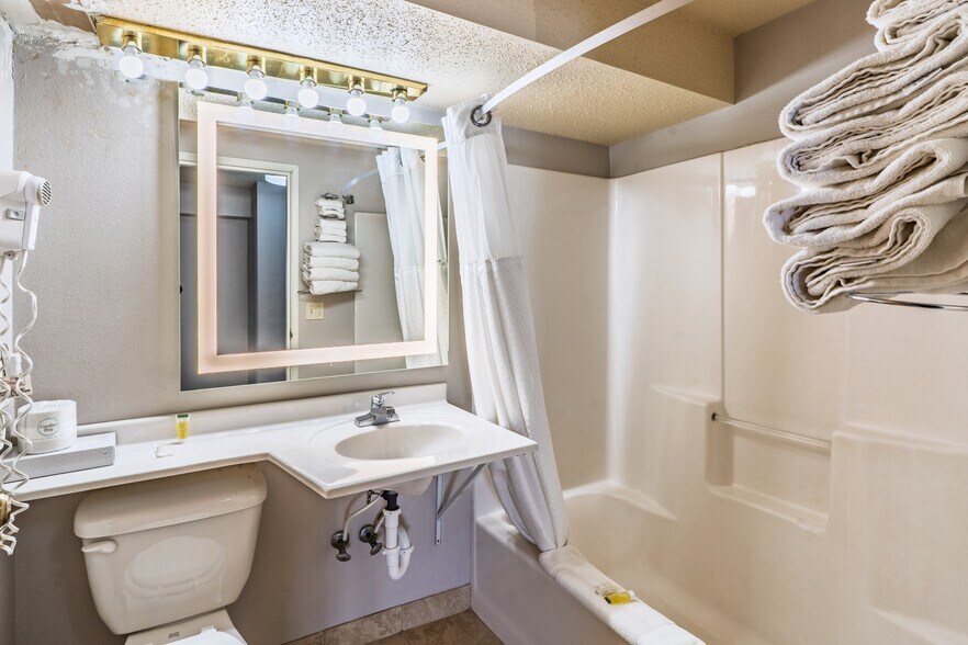 More Photos Of 519 Crook St, Custer Hotel For Sale